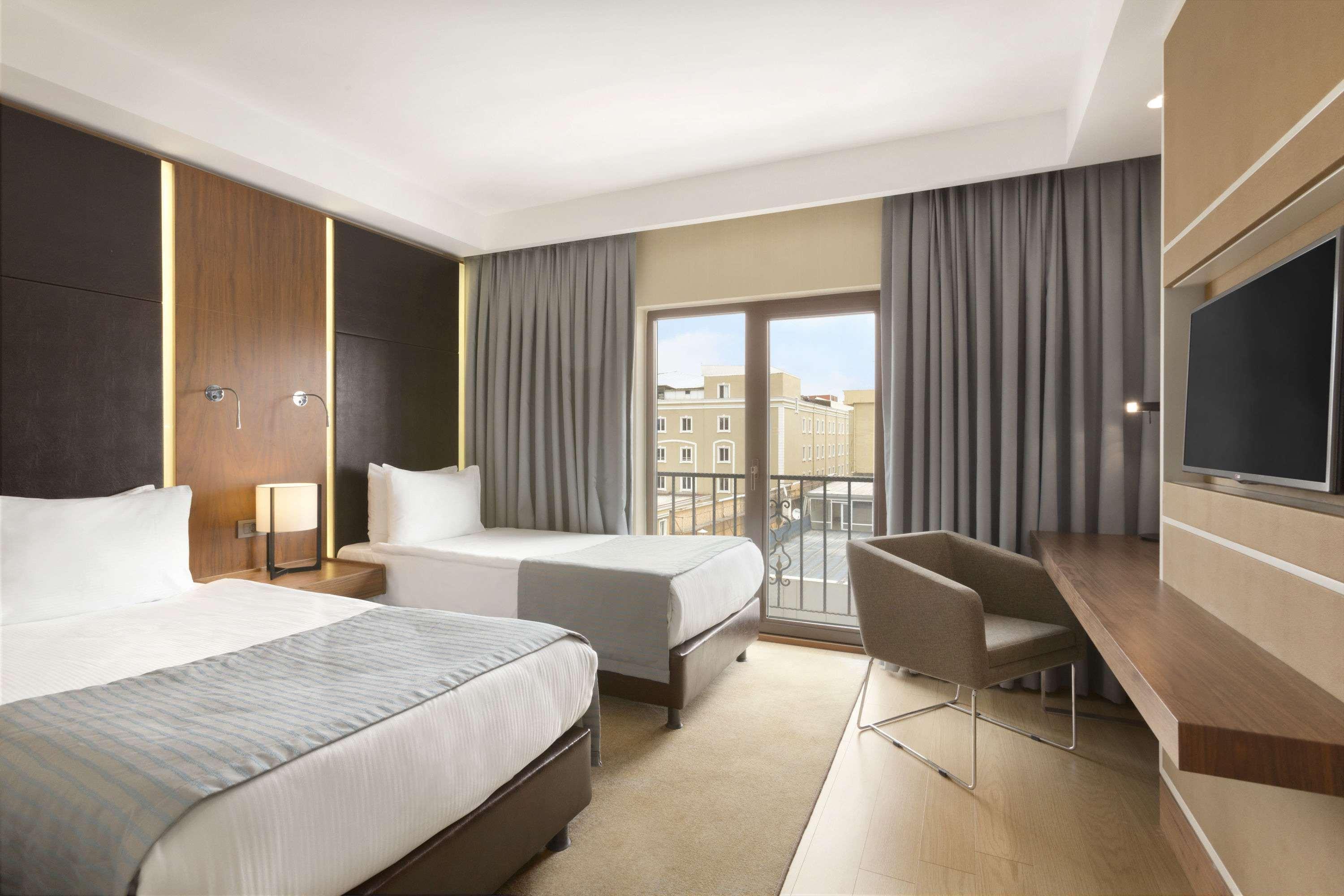 Ramada old city istanbul. Ramada Hotel Стамбул. Ramada encore by Wyndham. Рамада отель Стамбул суперлюкс номер. Ramada Plaza by Wyndham Istanbul Sultanahmet 5*.